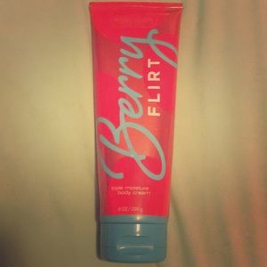 Bath & body works berry flirt body cream